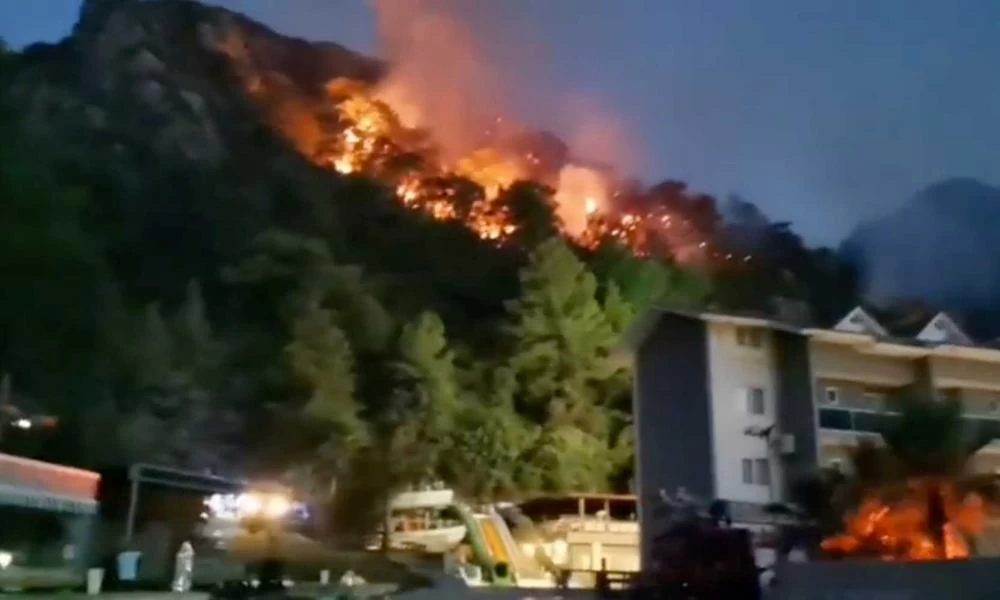 Τουρκία: Για πέμπτη μέρα οι φλόγες πολιορκούν παραλιακά θέρετρα – στους 8 οι νεκροί